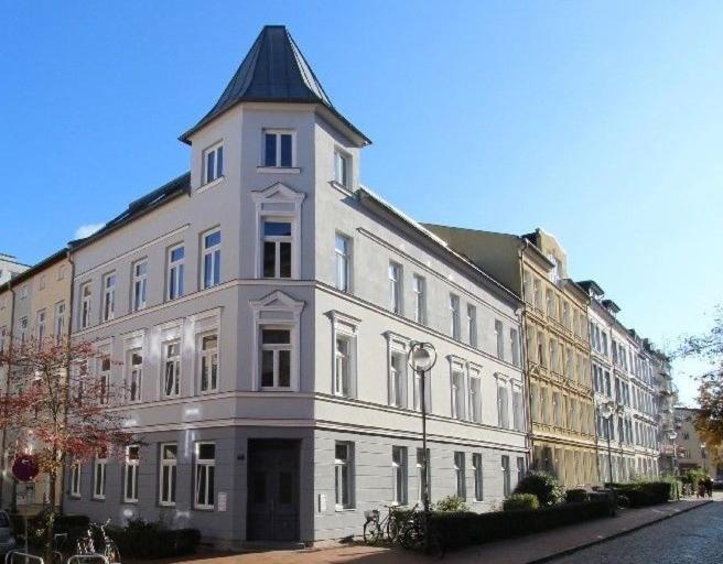 N A U T I C A - Ruhige Maritime Ferienwohnung Mit Balkon Familienfreundlich Rostock Buitenkant foto